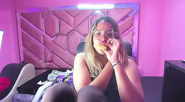 Snapshot of Olivia_Fox69 chatting on 01/31/25, 03:41 Olivia Fox69 online show from 01/31/25, 03:41