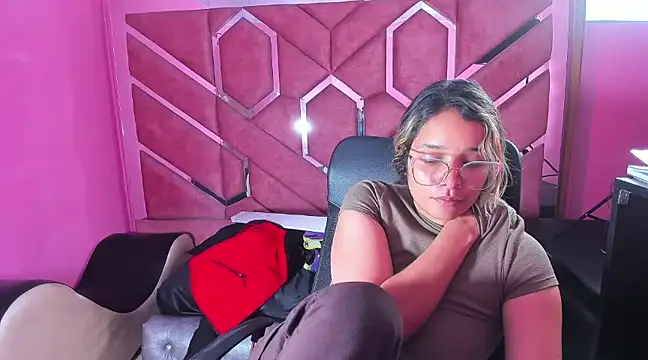 Snapshot of Olivia_Fox69 chatting on 02/02/25, 07:41 Olivia Fox69 online show from 02/02/25, 07:41