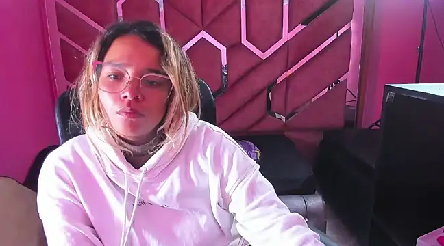 Snapshot of Olivia_Fox69 chatting on 02/03/25, 04:57 Olivia Fox69 online show from 02/03/25, 04:57