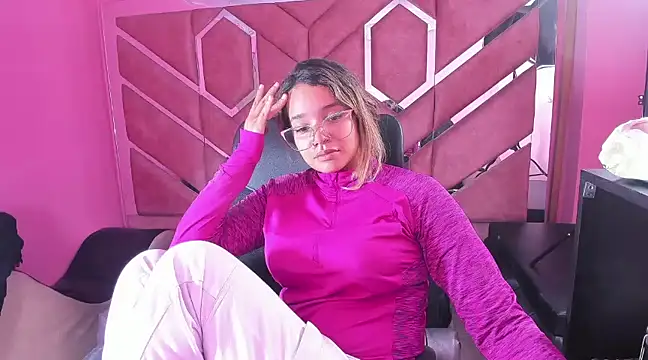 Snapshot of Olivia_Fox69 chatting on 02/04/25, 03:44 Olivia Fox69 online show from 02/04/25, 03:44