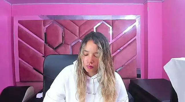 Snapshot of Olivia_Fox69 chatting on 02/05/25, 03:34 Olivia Fox69 online show from 02/05/25, 03:34