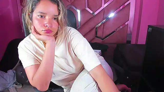 Snapshot of Olivia_Fox69 chatting on 02/10/25, 06:53 Olivia Fox69 online show from 02/10/25, 06:53