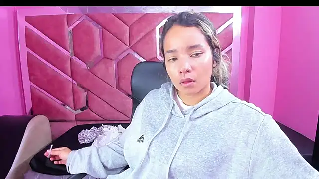 Snapshot of Olivia_Fox69 chatting on 02/11/25, 03:40 Olivia Fox69 online show from 02/11/25, 03:40