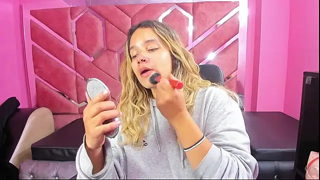 Snapshot of Olivia_Fox69 chatting on 02/13/25, 03:18 Olivia Fox69 online show from 02/13/25, 03:18