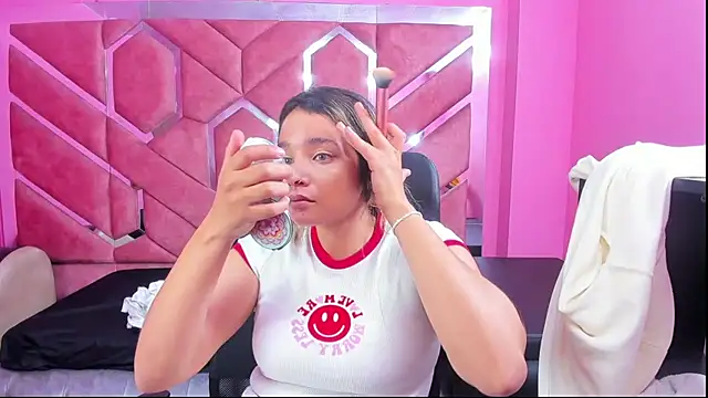 Snapshot of Olivia_Fox69 chatting on 02/14/25, 03:54 Olivia Fox69 online show from 02/14/25, 03:54