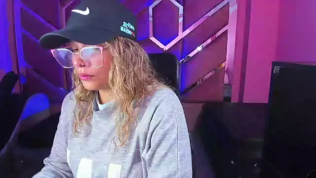 Snapshot of Olivia_Fox69 chatting on 02/18/25, 02:27 Olivia Fox69 online show from 02/18/25, 02:27