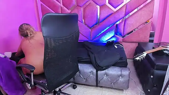 Snapshot of Olivia_Fox69 chatting on 02/18/25, 08:38 Olivia Fox69 online show from 02/18/25, 08:38