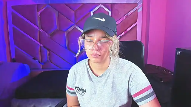 Snapshot of Olivia_Fox69 chatting on 02/19/25, 03:06 Olivia Fox69 online show from 02/19/25, 03:06