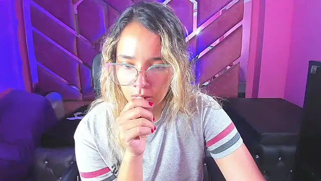 Snapshot of Olivia_Fox69 chatting on 02/19/25, 06:11 Olivia Fox69 online show from 02/19/25, 06:11