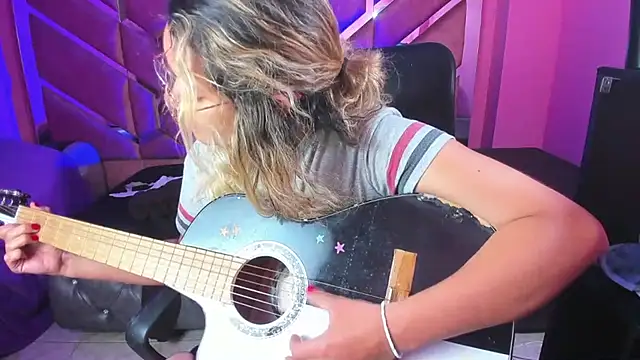 Snapshot of Olivia_Fox69 chatting on 02/19/25, 09:17 Olivia Fox69 online show from 02/19/25, 09:17