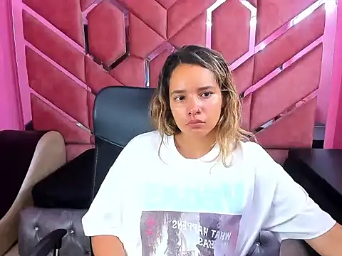 Snapshot of Olivia_Fox69 chatting on 03/01/25, 02:26 Olivia Fox69 online show from 03/01/25, 02:26