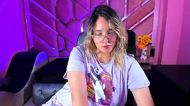 Snapshot of Olivia_Fox69 chatting on 03/11/25, 03:37 Olivia Fox69 online show from 03/11/25, 03:37