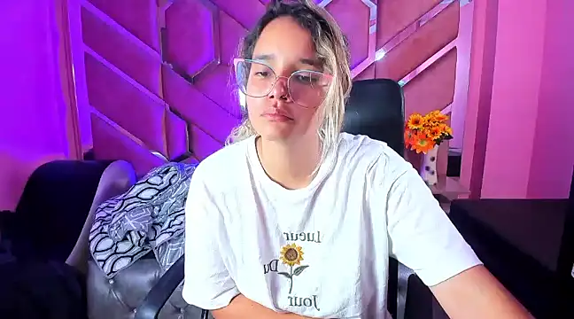 Snapshot of Olivia_Fox69 chatting on 03/14/25, 06:42 Olivia Fox69 online show from 03/14/25, 06:42