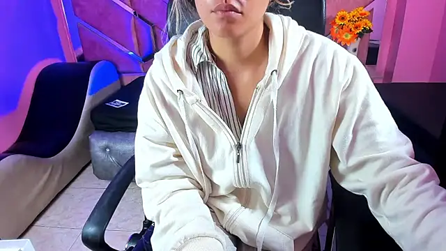 Snapshot of Olivia_Fox69 chatting on 03/20/25, 03:13 Olivia Fox69 online show from 03/20/25, 03:13