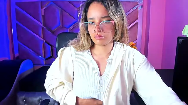 Snapshot of Olivia_Fox69 chatting on 03/21/25, 03:55 Olivia Fox69 online show from 03/21/25, 03:55