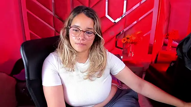 Snapshot of Olivia_Fox69 chatting on 09/18/25, 03:19 Olivia Fox69 online show from 09/18/25, 03:19