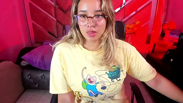 Snapshot of Olivia_Fox69 chatting on 09/19/25, 02:35 Olivia Fox69 online show from 09/19/25, 02:35