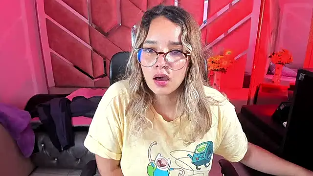 Snapshot of Olivia_Fox69 chatting on 09/21/25, 02:35 Olivia Fox69 online show from 09/21/25, 02:35