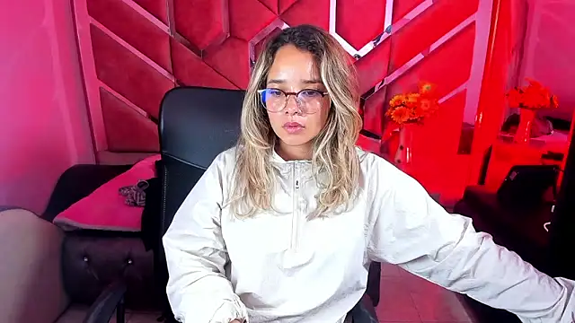 Snapshot of Olivia_Fox69 chatting on 09/24/25, 03:32 Olivia Fox69 online show from 09/24/25, 03:32