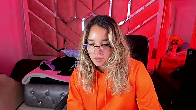 Snapshot of Olivia_Fox69 chatting on 09/28/25, 03:56 Olivia Fox69 online show from 09/28/25, 03:56