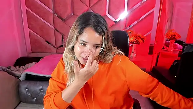 Snapshot of Olivia_Fox69 chatting on 09/29/25, 04:28 Olivia Fox69 online show from 09/29/25, 04:28