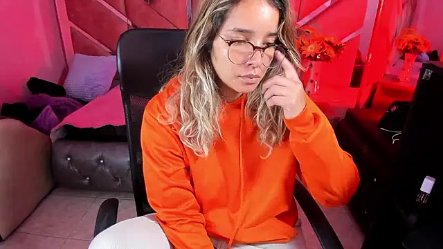 Snapshot of Olivia_Fox69 chatting on 09/30/25, 03:33 Olivia Fox69 online show from 09/30/25, 03:33