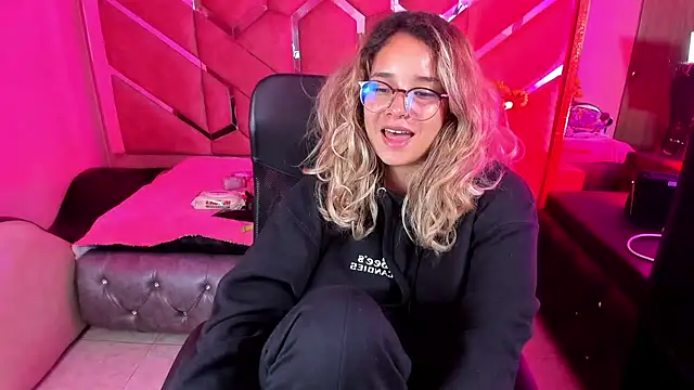 Snapshot of Olivia_Fox69 chatting on 10/05/25, 02:54 Olivia Fox69 online show from 10/05/25, 02:54