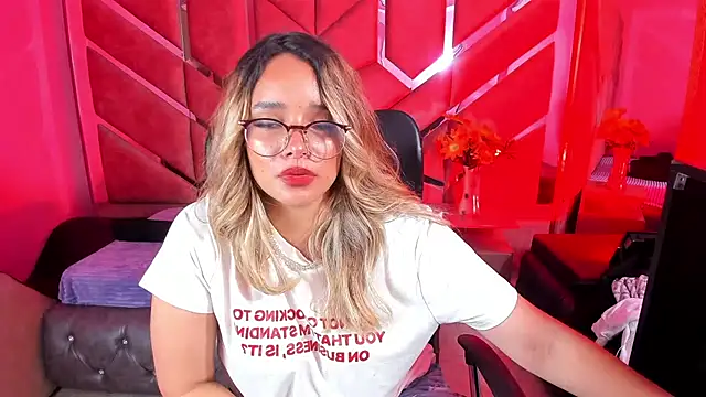 Snapshot of Olivia_Fox69 chatting on 10/17/25, 02:04 Olivia Fox69 online show from 10/17/25, 02:04