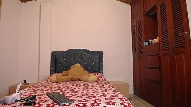 Snapshot of sofiamature01 chatting on 10/12/25, 04:28 sofiamature01 online show from 10/12/25, 04:28