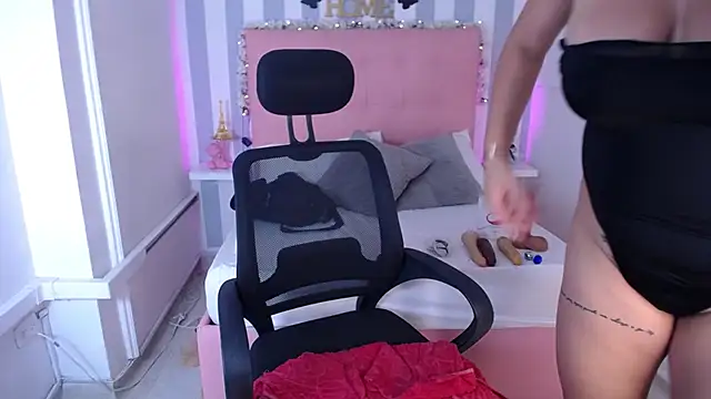 Snapshot of Lunna_boobs chatting on 10/26/25, 05:35 Lunna boobs online show from 10/26/25, 05:35