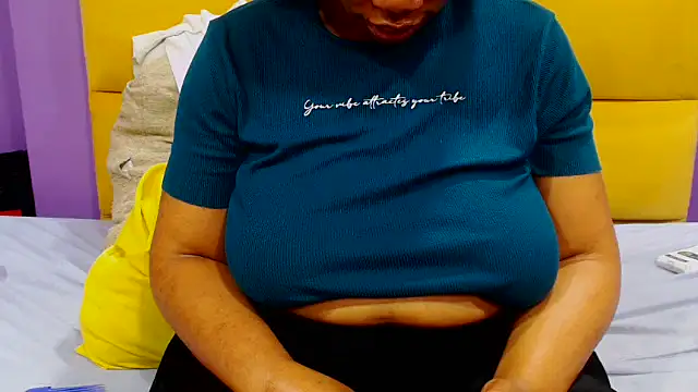 Snapshot of YELLOWBUSTYMELLONS chatting on 10/02/25, 05:14 YELLOWBUSTYMELLONS online show from 10/02/25, 05:14