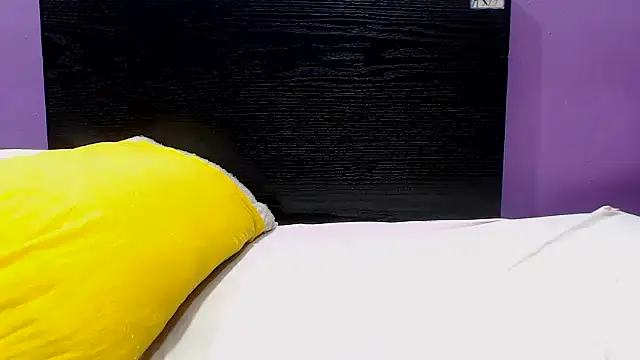 Snapshot of YELLOWBUSTYMELLONS chatting on 11/24/25, 05:29 YELLOWBUSTYMELLONS online show from 11/24/25, 05:29