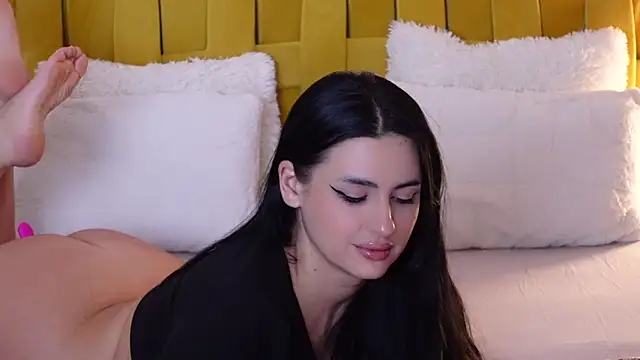 Snapshot of RanyaHermes chatting on 12/18/25, 09:21 RanyaHermes online show from 12/18/25, 09:21