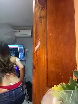 Snapshot of Emma-Conti chatting on 01/29/25, 01:07 Emma-Conti online show from 01/29/25, 01:07