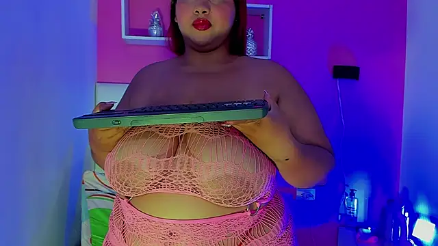 Snapshot of Alanna_hot3 chatting on 06/18/26, 08:02 Alanna hot3 online show from 06/18/26, 08:02