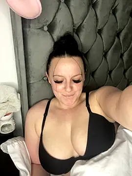 Snapshot of riri_bstvx chatting on 10/14/25, 04:08 riri bstvx online show from 10/14/25, 04:08