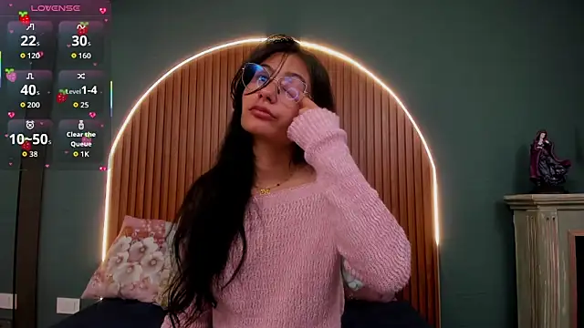 Snapshot of NayeCloud chatting on 11/14/25, 04:00 NayeCloud online show from 11/14/25, 04:00