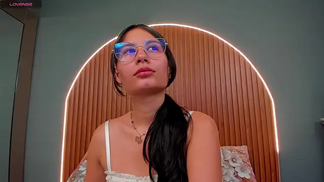 Snapshot of NayeCloud chatting on 11/22/25, 03:49 NayeCloud online show from 11/22/25, 03:49