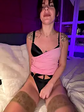 Snapshot of RubyLunaa chatting on 11/21/25, 11:03 RubyLunaa online show from 11/21/25, 11:03