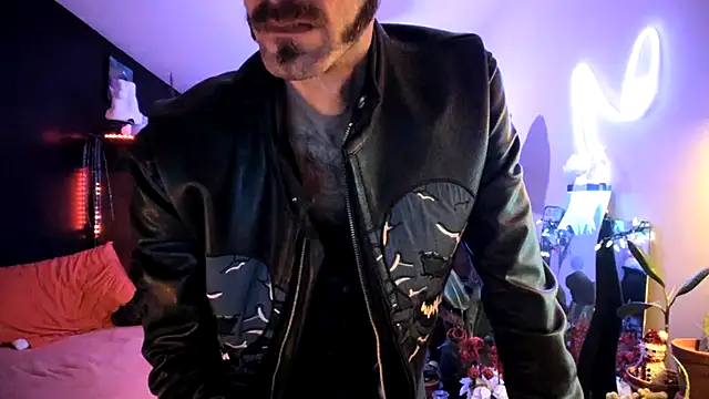 Snapshot of leatherz69 chatting on 12/07/24, 08:00 leatherz69 online show from 12/07/24, 08:00