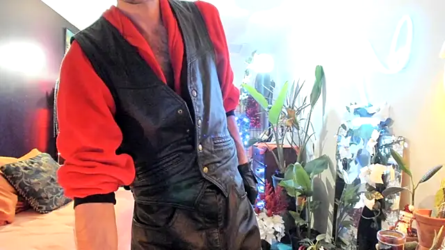 Snapshot of leatherz69 chatting on 12/16/24, 03:40 leatherz69 online show from 12/16/24, 03:40