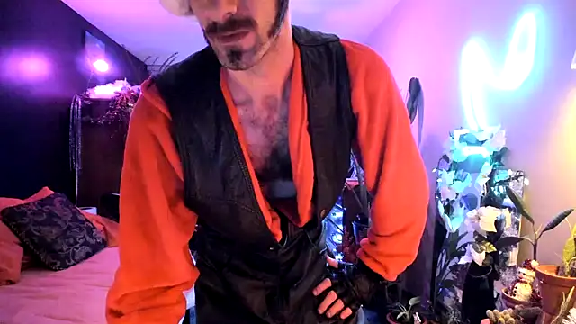 Snapshot of leatherz69 chatting on 12/16/24, 06:43 leatherz69 online show from 12/16/24, 06:43