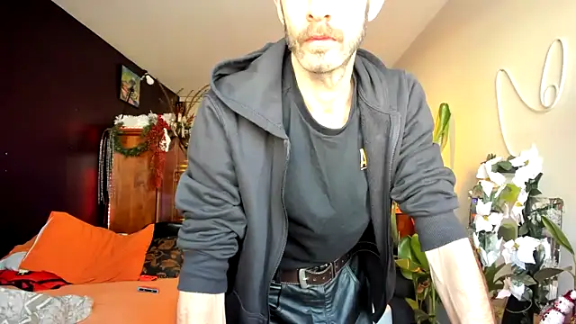 Snapshot of leatherz69 chatting on 12/21/24, 02:58 leatherz69 online show from 12/21/24, 02:58