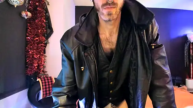Snapshot of leatherz69 chatting on 02/12/25, 04:33 leatherz69 online show from 02/12/25, 04:33