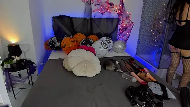 CassieEvans online show from 10/31/25, 06:47