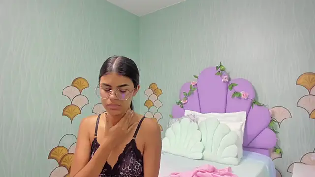 Isa little4u online show from 12/30/24, 02:30