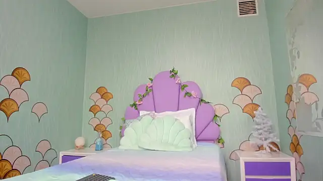 Isa little4u online show from 12/30/24, 05:44