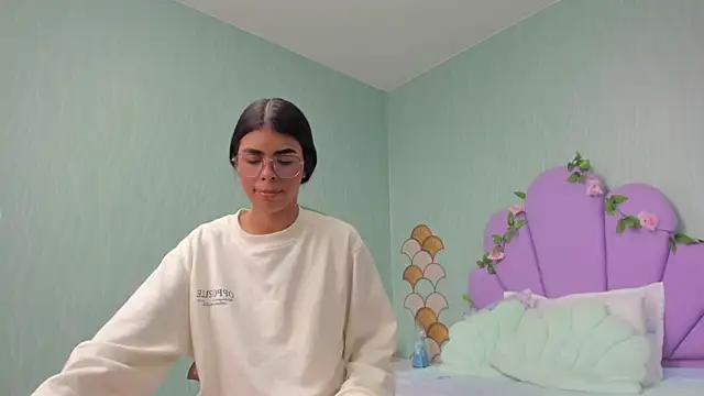Isa little4u online show from 12/31/24, 03:09