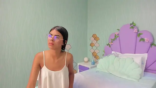 Isa little4u online show from 12/31/24, 06:13