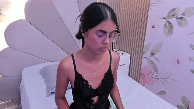 Isa little4u online show from 01/07/25, 12:34